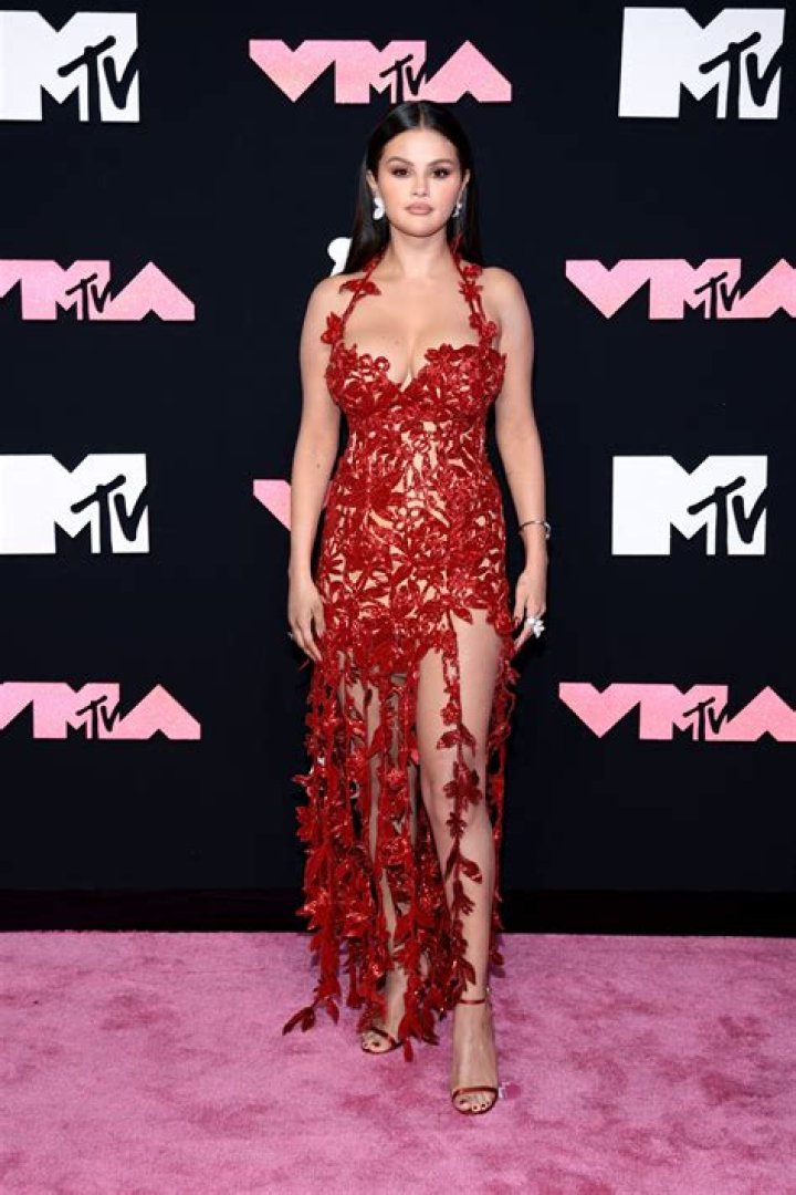 Captivating Elegance: The Story Behind Cindy Crawford's Red Dress